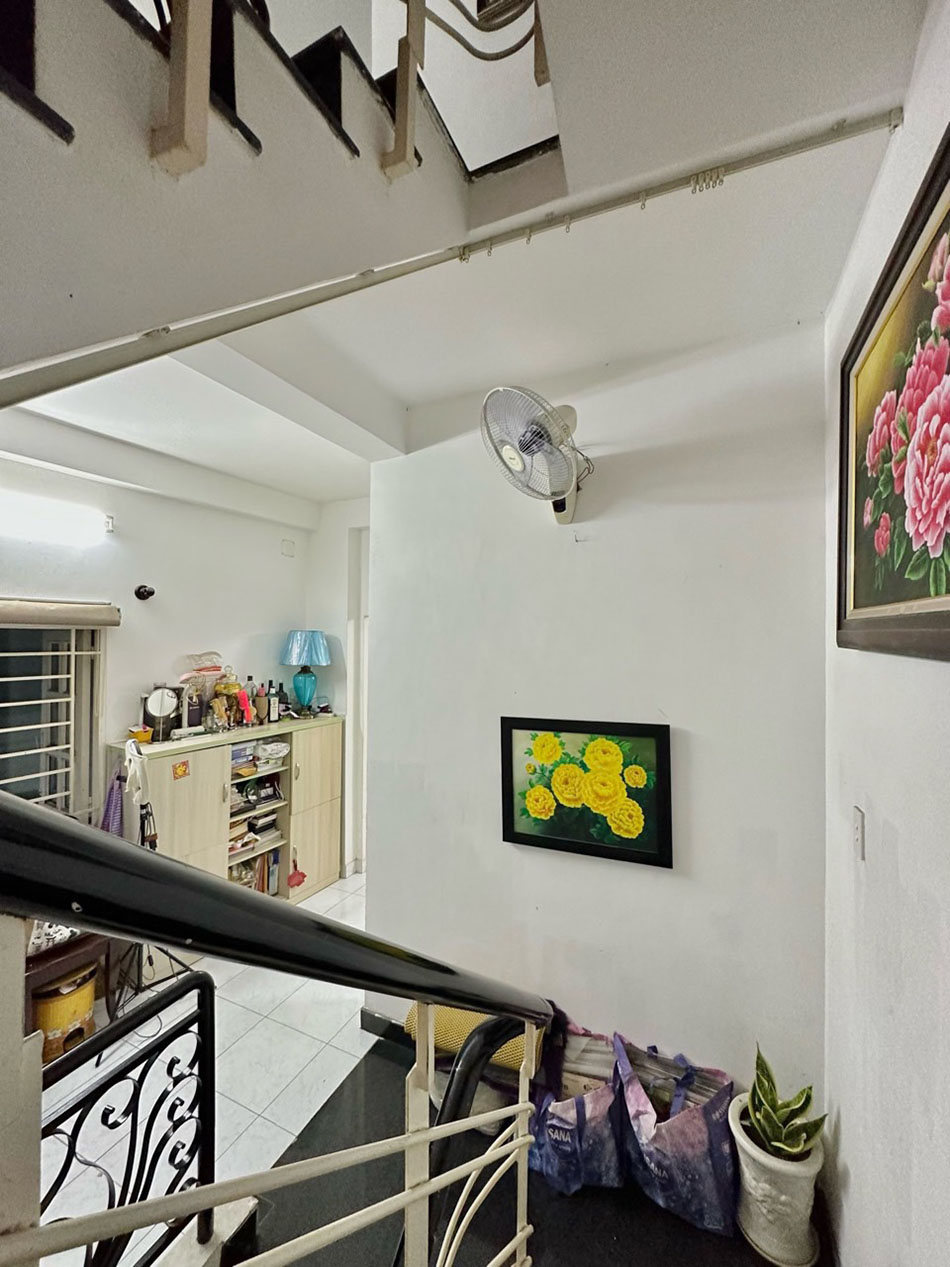 Nhà 3 lầu (9m x 4,11m=37m2 công nhận đủ) chủ xây ở, full nội thất ôtô đổ cách nhà 10m Trần Huy Liệu
